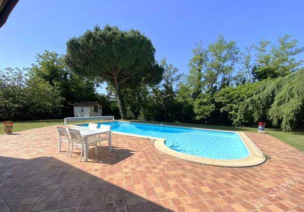 CASTELCULIER - Maison de campagne en pierre de 290 m² avec jardin, piscine, dépendances et un étang sur un terrain d'environ 9200 m²