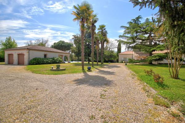 CASTELCULIER - Maison de campagne en pierre de 290 m² avec jardin, piscine, dépendances et un étang sur un terrain d'environ 9200 m²