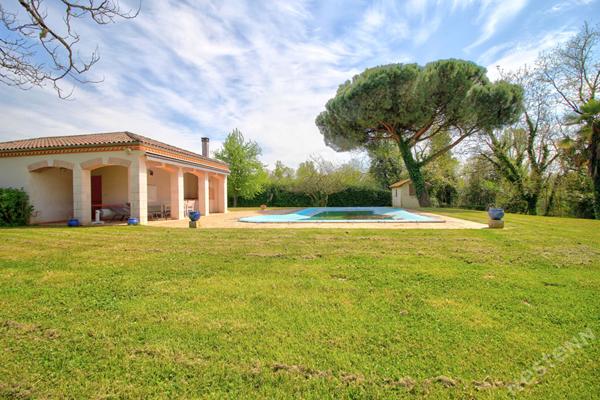 CASTELCULIER - Maison de campagne en pierre de 290 m² avec jardin, piscine, dépendances et un étang sur un terrain d'environ 9200 m²