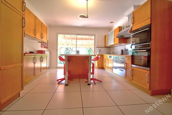 CASTELCULIER - Maison de campagne en pierre de 290 m² avec jardin, piscine, dépendances et un étang sur un terrain d'environ 9200 m²