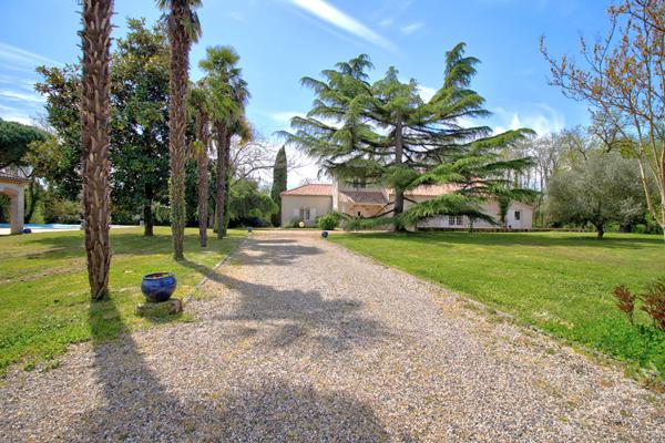 CASTELCULIER - Maison de campagne en pierre de 290 m² avec jardin, piscine, dépendances et un étang sur un terrain d'environ 9200 m²