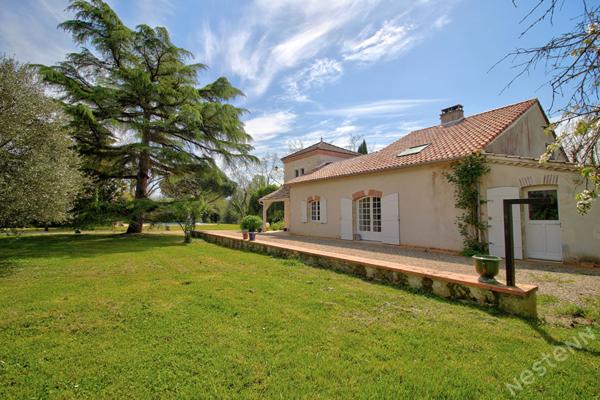 CASTELCULIER - Maison de campagne en pierre de 290 m² avec jardin, piscine, dépendances et un étang sur un terrain d'environ 9200 m²