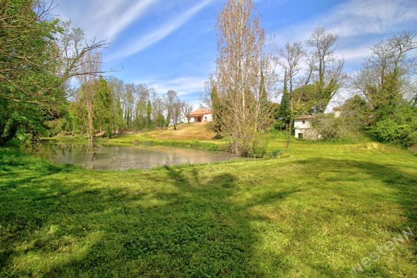 CASTELCULIER - Maison de campagne en pierre de 290 m² avec jardin, piscine, dépendances et un étang sur un terrain d'environ 9200 m²