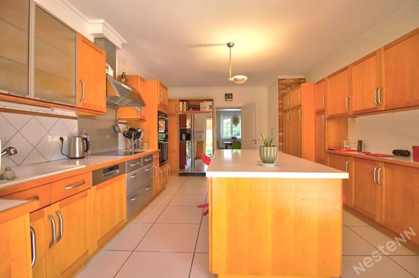 CASTELCULIER - Maison de campagne en pierre de 290 m² avec jardin, piscine, dépendances et un étang sur un terrain d'environ 9200 m²