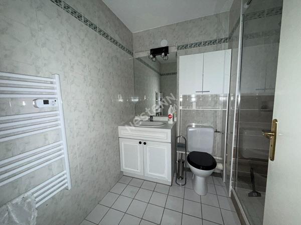 Appartement Villeurbanne République 69100 2 pièces, terrasse, cave , garage, en intérieur de copropriété, au calme.