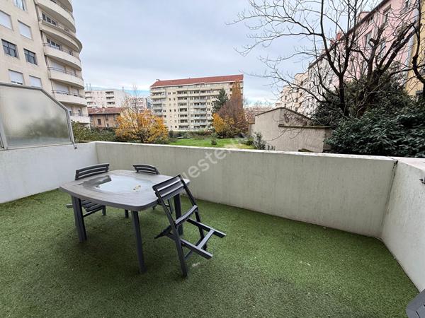Appartement Villeurbanne République 69100 2 pièces, terrasse, cave , garage, en intérieur de copropriété, au calme.