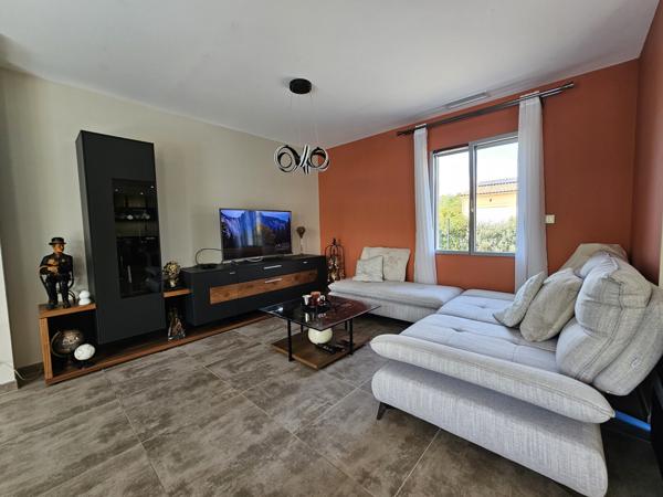 Saint-Saturnin-lès-Apt (84490) Luberon, Saint Saturnin les Apt , belle maison récente de plain pied de 170 m² avec terrain.