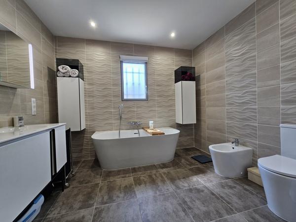 Saint-Saturnin-lès-Apt (84490) Luberon, Saint Saturnin les Apt , belle maison récente de plain pied de 170 m² avec terrain.