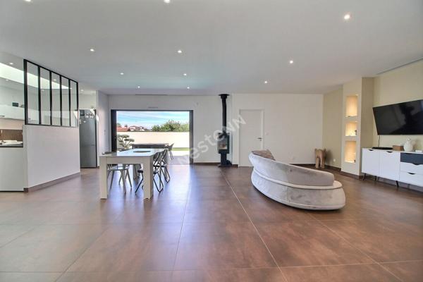 Maison moderne de grand standing de type 5 avec piscine et sous-sol complet