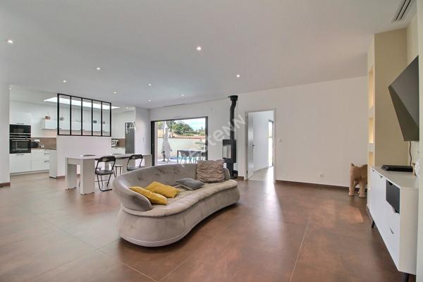 Maison moderne de grand standing de type 5 avec piscine et sous-sol complet