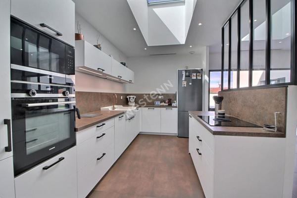 Maison moderne de grand standing de type 5 avec piscine et sous-sol complet