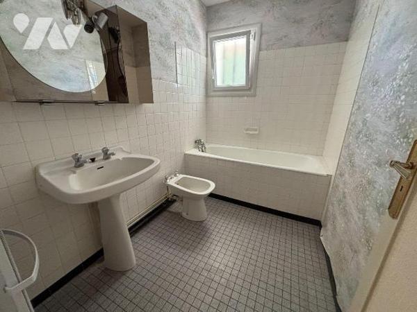 A VENDRE, Gironde, proche Bordeaux, PAREMPUYRE, proche centre, sur un terrain de 1373 m² non di...
