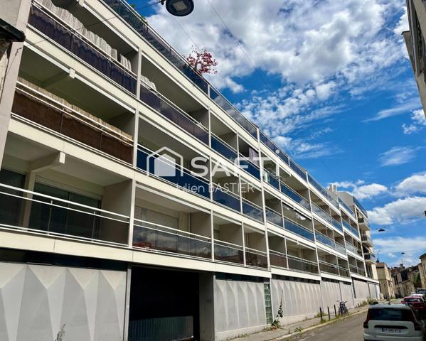 Bordeaux centre - Hôpital Saint André - Grand T2 de 63m2 avec une chambre, balcon, stationnement