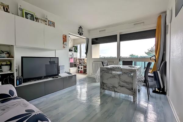 F2 avec balcon sur parc