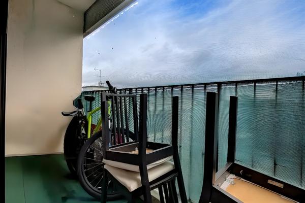 F2 avec balcon sur parc