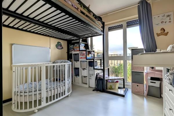 F2 avec balcon sur parc