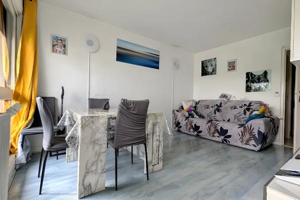 F2 avec balcon sur parc