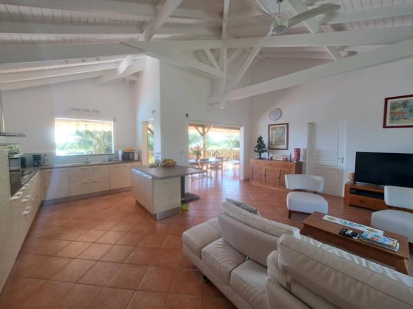 Propriété d’exception à la vue mer panoramique – Élégance créole et art de vivre tropical