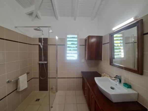 Propriété d’exception à la vue mer panoramique – Élégance créole et art de vivre tropical