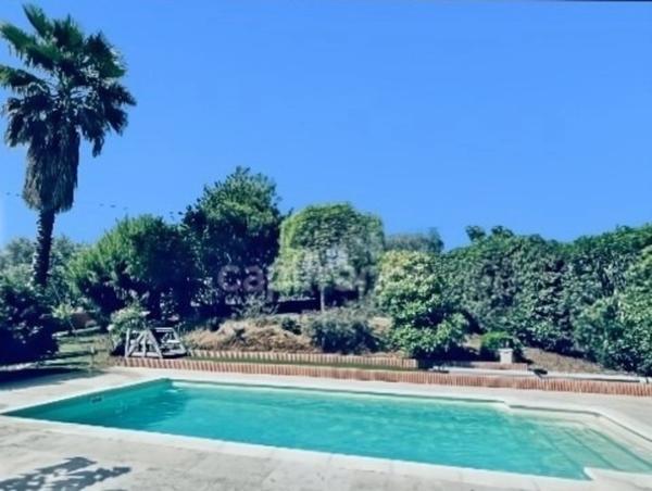 AFA (20), à quelques minutes d'Ajaccio, du nouvel hôpital et de la zone commerciale, belle maison T5, avec piscine