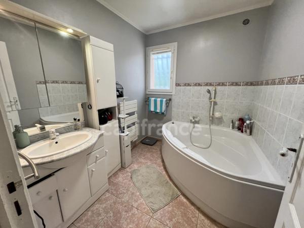 AFA (20), à quelques minutes d'Ajaccio, du nouvel hôpital et de la zone commerciale, belle maison T5, avec piscine