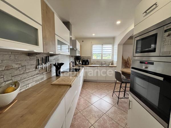 AFA (20), à quelques minutes d'Ajaccio, du nouvel hôpital et de la zone commerciale, belle maison T5, avec piscine