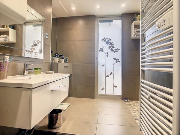 A vendre en exclusivité Appartement 3 pièce(s) 67 m2  avec balcon Secteur Saint-Tronc 13010 Marseille