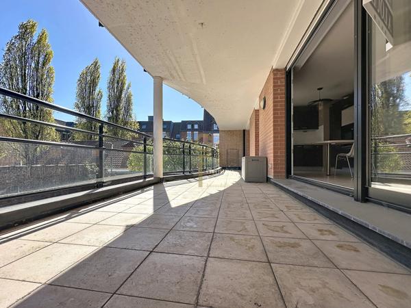 T3 DE 75M2 : 2 CHAMBRES, TERRASSE DE 20M2 ET PARKING