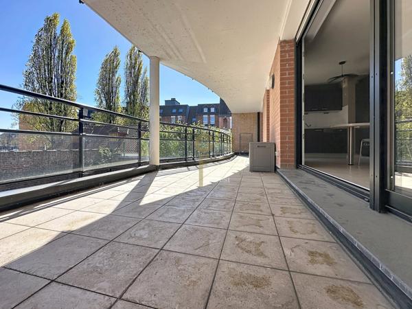 T3 DE 75M2 : 2 CHAMBRES, TERRASSE DE 20M2 ET PARKING
