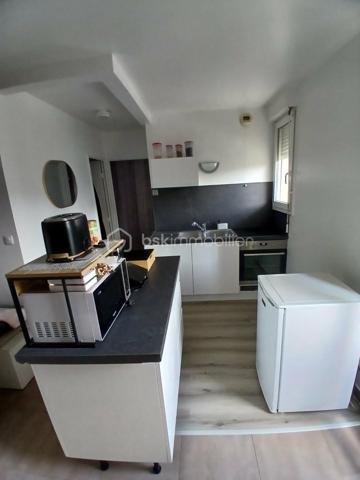 Découvrez cet appartement lumineux de 39m², idéalement situé en plein centre, au deuxième étage d'un immeuble sécurisé. Profitez d'un style de vie dynamique à proximité des commodités urbaines et de la vie citadine.

Avec ses 2 pièces fonctionnelles, cet espace combine confort et praticité. La cuisine ouverte sur le séjour offre un cadre convivial, complété par un balcon privatif et un parking.

Idéal pour une première acquisition ou un investissement locatif ! Contactez KARIMA AIT BRAHAM pour plus d'informations.
