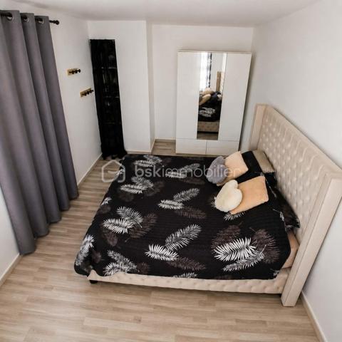 Découvrez cet appartement lumineux de 39m², idéalement situé en plein centre, au deuxième étage d'un immeuble sécurisé. Profitez d'un style de vie dynamique à proximité des commodités urbaines et de la vie citadine.

Avec ses 2 pièces fonctionnelles, cet espace combine confort et praticité. La cuisine ouverte sur le séjour offre un cadre convivial, complété par un balcon privatif et un parking.

Idéal pour une première acquisition ou un investissement locatif ! Contactez KARIMA AIT BRAHAM pour plus d'informations.