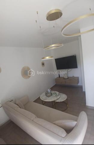 Découvrez cet appartement lumineux de 39m², idéalement situé en plein centre, au deuxième étage d'un immeuble sécurisé. Profitez d'un style de vie dynamique à proximité des commodités urbaines et de la vie citadine.

Avec ses 2 pièces fonctionnelles, cet espace combine confort et praticité. La cuisine ouverte sur le séjour offre un cadre convivial, complété par un balcon privatif et un parking.

Idéal pour une première acquisition ou un investissement locatif ! Contactez KARIMA AIT BRAHAM pour plus d'informations.