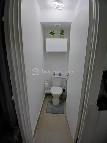 Découvrez cet appartement lumineux de 39m², idéalement situé en plein centre, au deuxième étage d'un immeuble sécurisé. Profitez d'un style de vie dynamique à proximité des commodités urbaines et de la vie citadine.

Avec ses 2 pièces fonctionnelles, cet espace combine confort et praticité. La cuisine ouverte sur le séjour offre un cadre convivial, complété par un balcon privatif et un parking.

Idéal pour une première acquisition ou un investissement locatif ! Contactez KARIMA AIT BRAHAM pour plus d'informations.