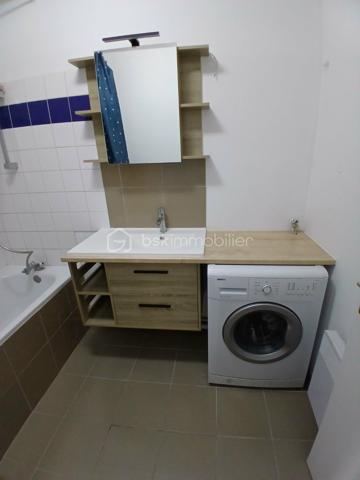 Découvrez cet appartement lumineux de 39m², idéalement situé en plein centre, au deuxième étage d'un immeuble sécurisé. Profitez d'un style de vie dynamique à proximité des commodités urbaines et de la vie citadine.

Avec ses 2 pièces fonctionnelles, cet espace combine confort et praticité. La cuisine ouverte sur le séjour offre un cadre convivial, complété par un balcon privatif et un parking.

Idéal pour une première acquisition ou un investissement locatif ! Contactez KARIMA AIT BRAHAM pour plus d'informations.