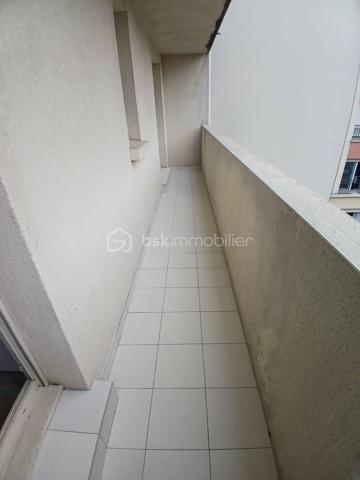 Découvrez cet appartement lumineux de 39m², idéalement situé en plein centre, au deuxième étage d'un immeuble sécurisé. Profitez d'un style de vie dynamique à proximité des commodités urbaines et de la vie citadine.

Avec ses 2 pièces fonctionnelles, cet espace combine confort et praticité. La cuisine ouverte sur le séjour offre un cadre convivial, complété par un balcon privatif et un parking.

Idéal pour une première acquisition ou un investissement locatif ! Contactez KARIMA AIT BRAHAM pour plus d'informations.