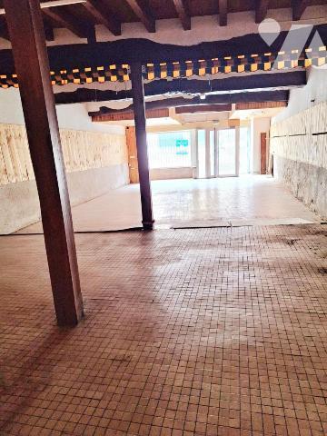 VIC-FEZENSAC, immeuble avec local commercial .