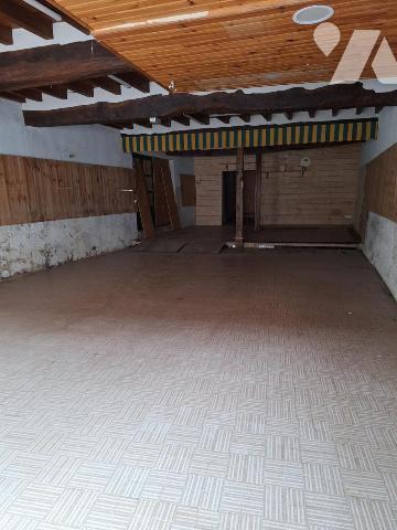 VIC-FEZENSAC, immeuble avec local commercial .