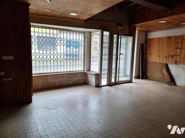 VIC-FEZENSAC, immeuble avec local commercial .