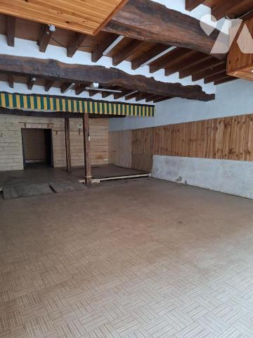 VIC-FEZENSAC, immeuble avec local commercial .