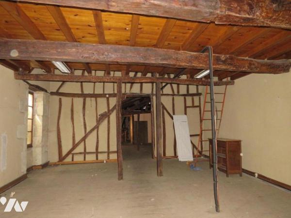 VIC-FEZENSAC, immeuble avec local commercial .