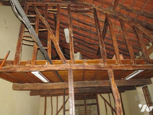 VIC-FEZENSAC, immeuble avec local commercial .