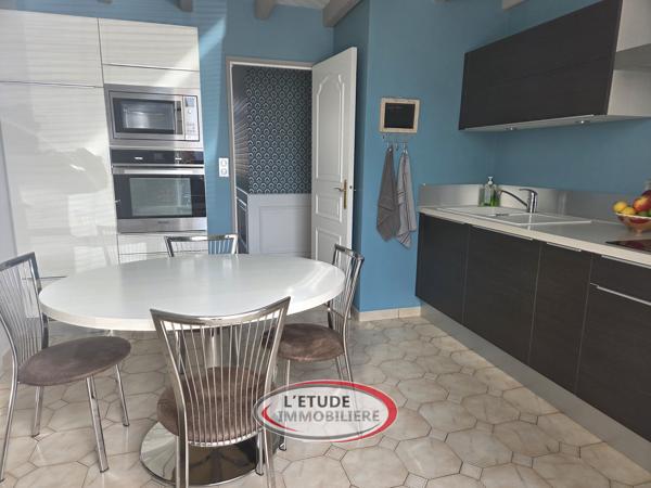 STE PAZANNE BOURG : plain pied 127 m², 4 chambres, 2 garages, terrasse et dépendance sur 791 m² de parcelle !
