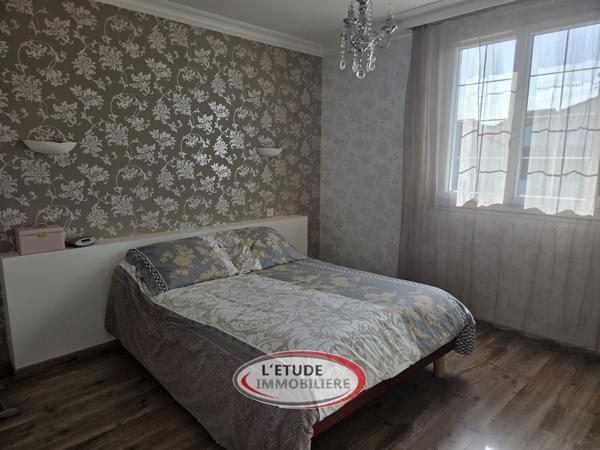 STE PAZANNE BOURG : plain pied 127 m², 4 chambres, 2 garages, terrasse et dépendance sur 791 m² de parcelle !