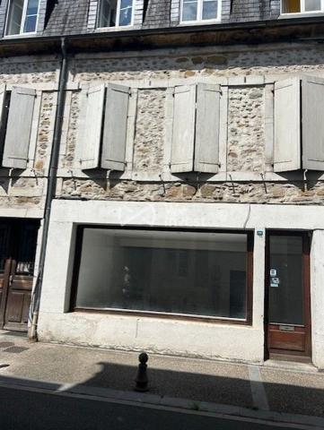 Nay centre, murs commerciaux avec vitrine et belle visibilité proche Mairie