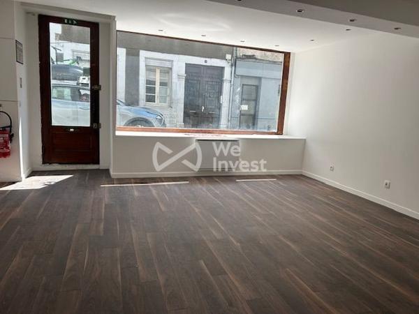 Nay centre, murs commerciaux avec vitrine et belle visibilité proche Mairie
