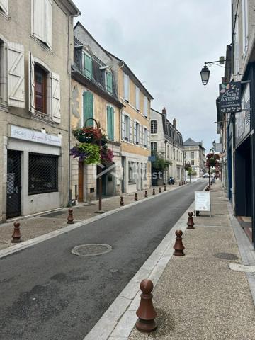 Nay centre, murs commerciaux avec vitrine et belle visibilité proche Mairie
