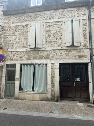 Nay centre, murs commerciaux avec vitrine et belle visibilité proche Mairie