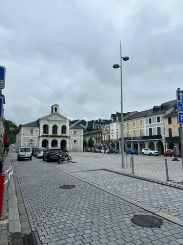 Nay centre, murs commerciaux avec vitrine et belle visibilité proche Mairie
