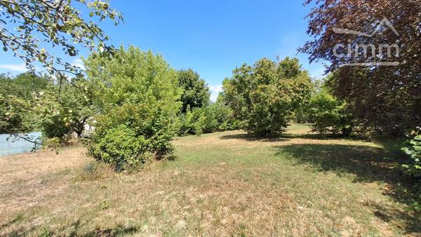 Nous vous proposons à la vente ce terrain constructible de 1097m² situé sur la commune de Vineuil