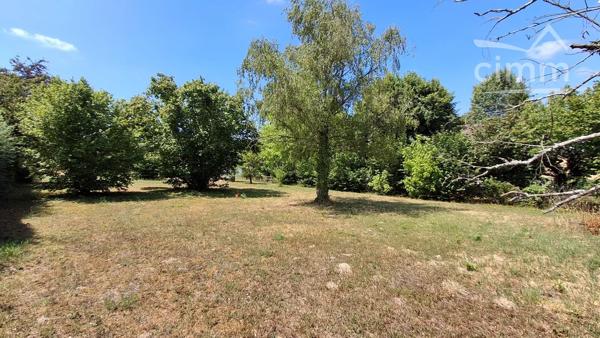 Nous vous proposons à la vente ce terrain constructible de 1097m² situé sur la commune de Vineuil